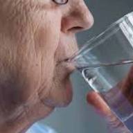 ¿Cómo detectar la deshidratación en adultos mayores?: 5 claves para evitarla