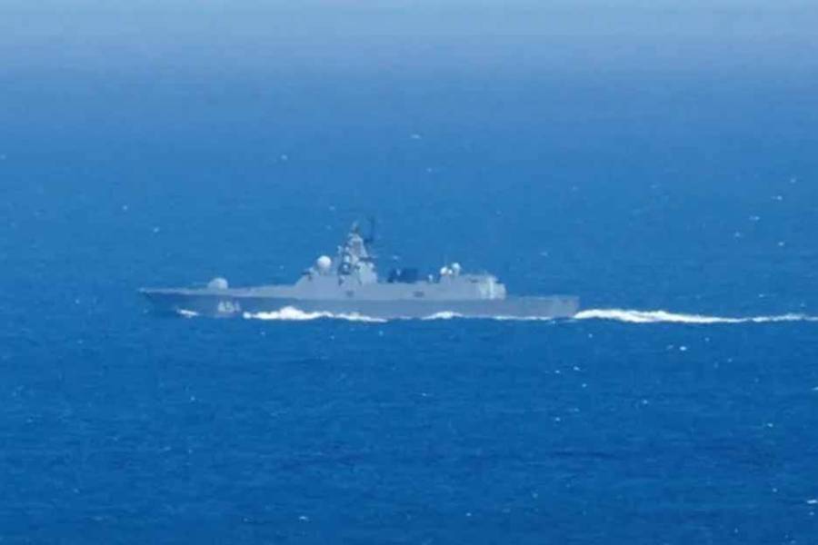 Rusia envía buques de guerra para proteger a un petrolero perseguido por fuerzas estadounidenses