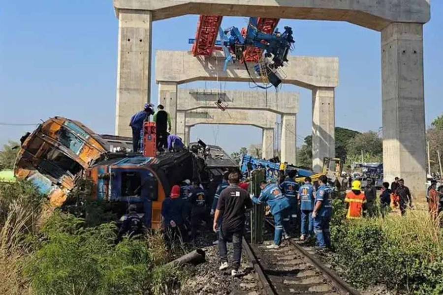Tragedia en Tailandia: una grúa cayó sobre un tren y dejó al menos 30 muertos y 67 heridos