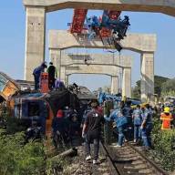 Tragedia en Tailandia: una grúa cayó sobre un tren y dejó al menos 30 muertos y 67 heridos