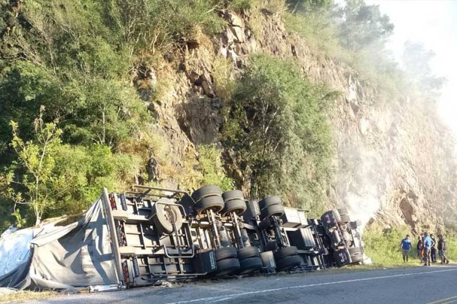 Falleció el conductor del camión que volcó en la cuesta del Totoral