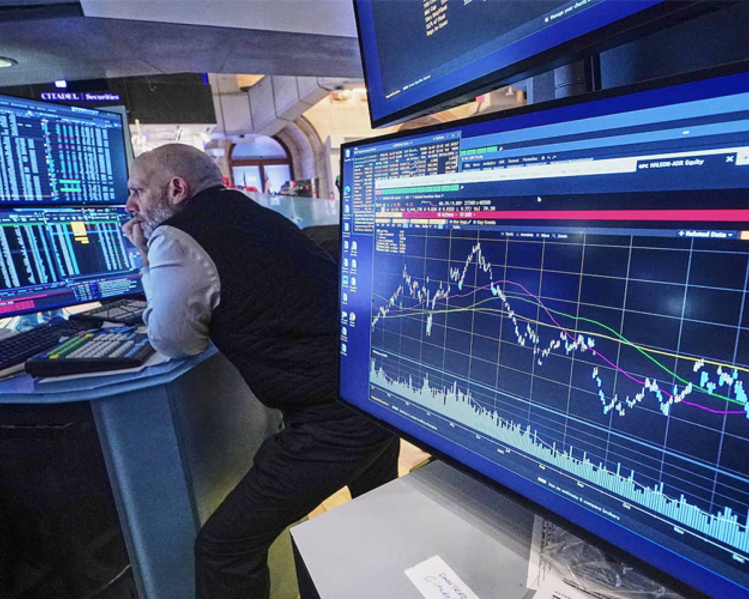 Las acciones argentinas bajan hasta 3,5% en Wall Street: qué pasa con el dólar y el riesgo país