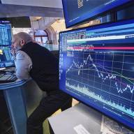 Las acciones argentinas bajan hasta 3,5% en Wall Street: qué pasa con el dólar y el riesgo país