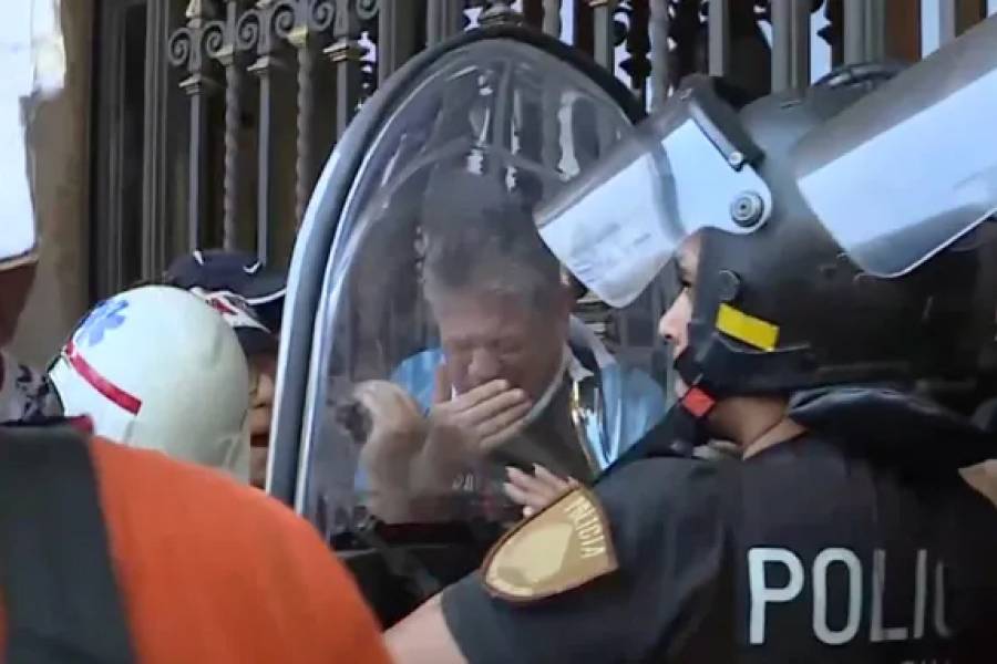 Tensión en el Congreso: golpes y empujones contra jubilados