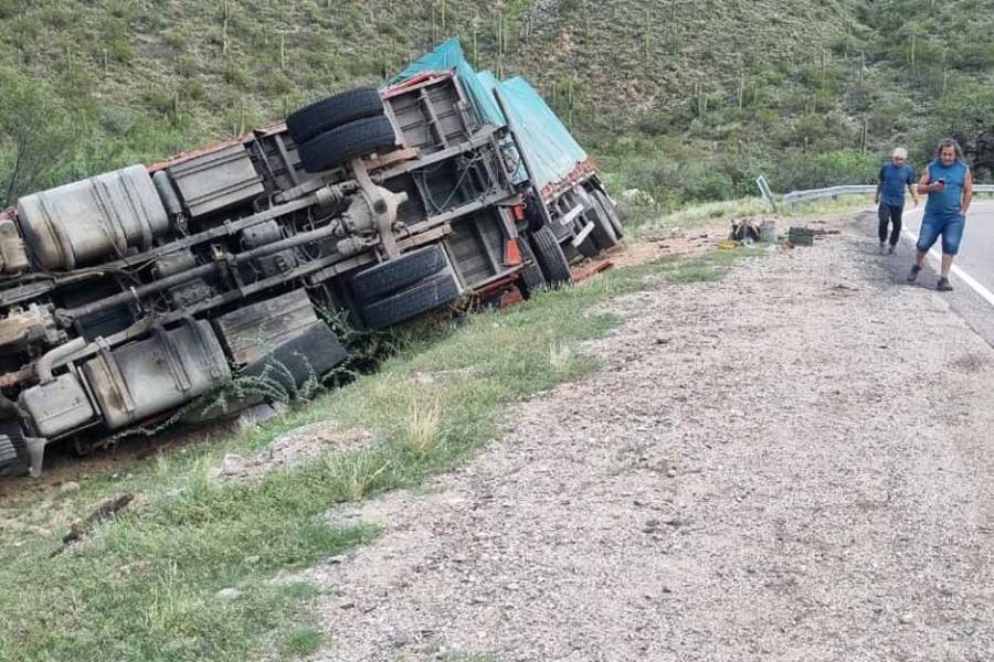Volcó un camión en RN60: piden transitar con precaución en La Cébila