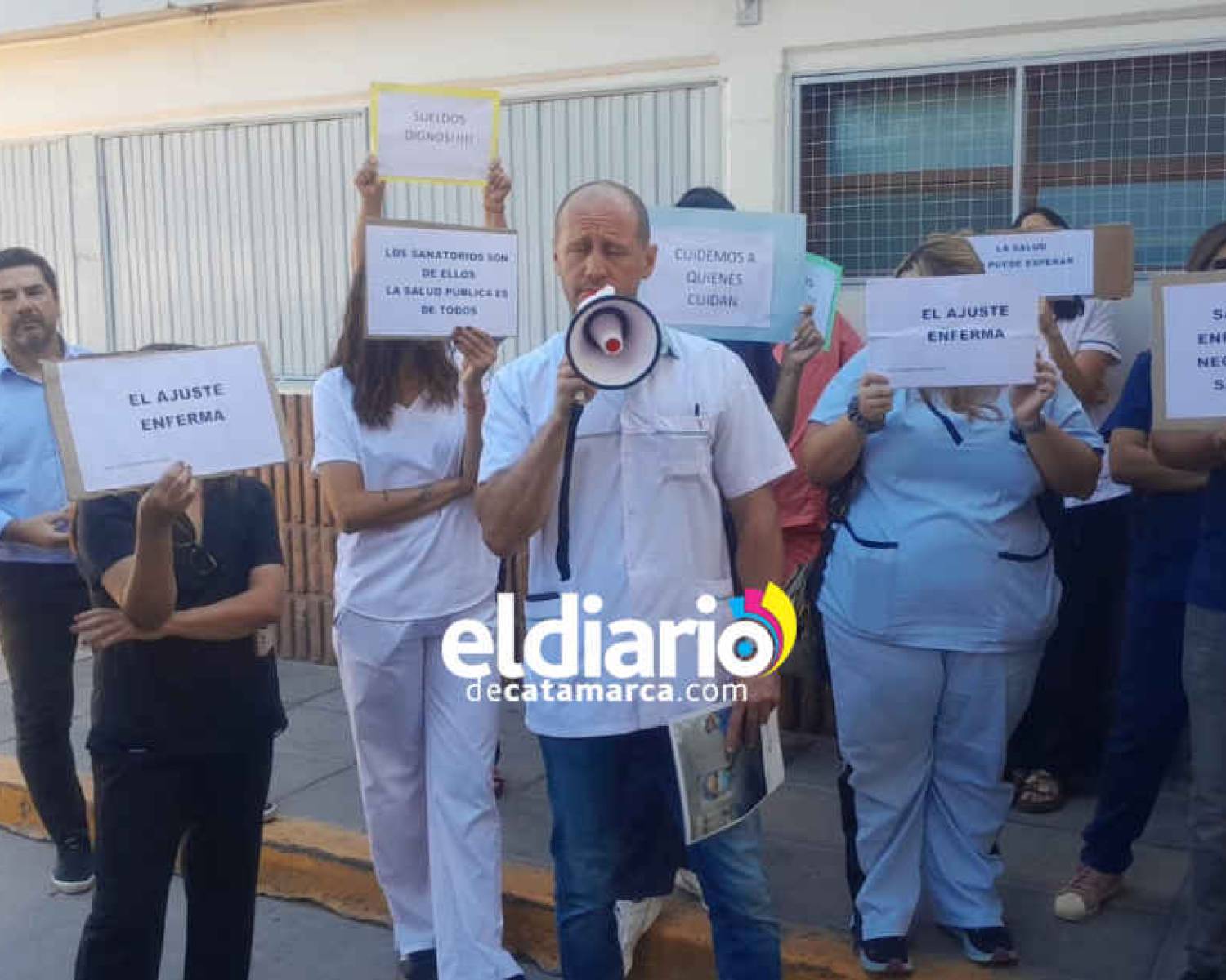 Profesionales del San Juan reclamaron el pago de guardias