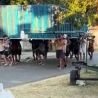 Nunca antes visto. La grúa le falló, pidió ayuda al barrio y 15 amigos le pasaron la pileta por arriba del techo