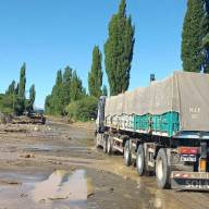 Vialidad Nacional pide extrema precaución en la Ruta 40 por material aluvional en la calzada