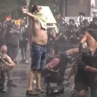 Operativo fuera de control en Congreso: avanza camión hidrante contra los manifestantes