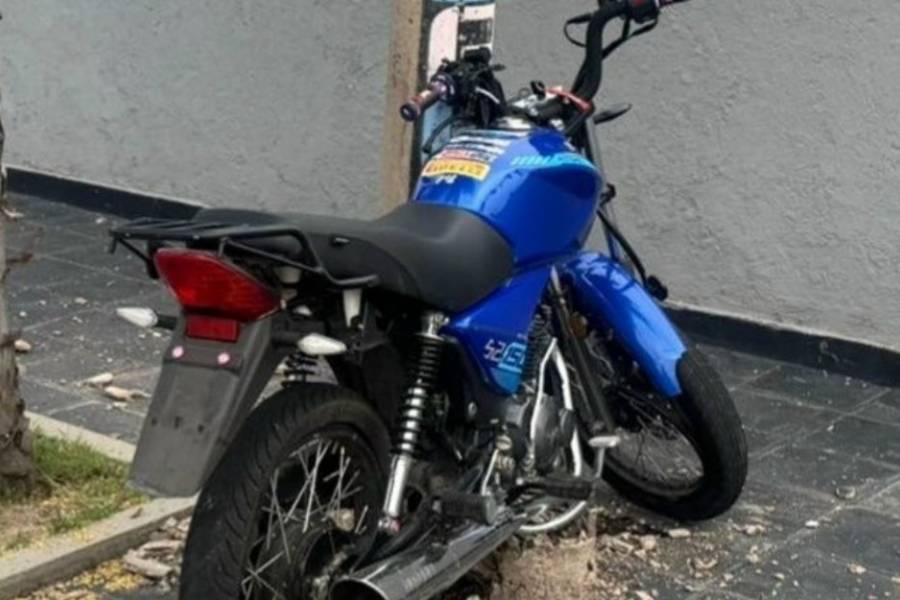 Joven motociclista murió en el acto al impactar un poste de tendido eléctrico