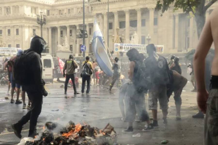 El Gobierno avanza con una denuncia por terrorismo tras los graves incidentes en el Congreso
