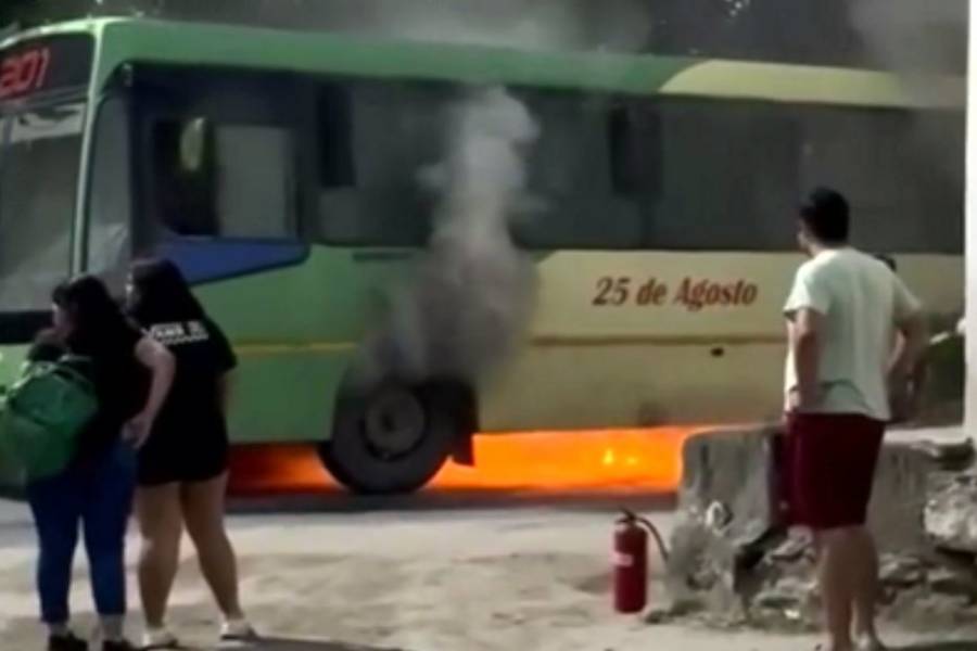 Se incendió un colectivo en FME, los pasajeros se salvaron de milagro