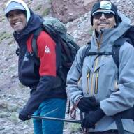 Voluntad sin límites: es ciego y está subiendo el Aconcagua con la ayuda de un palo