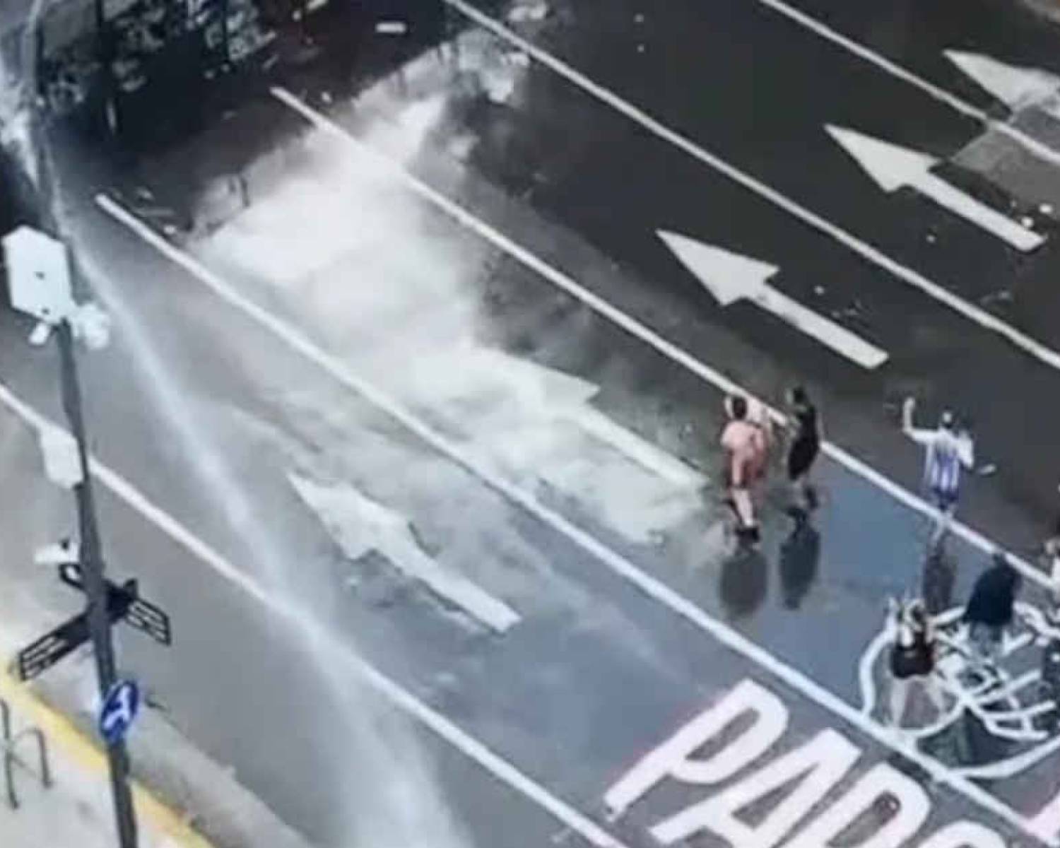 Represión en Congreso: el camión hidrante atacó a los manifestantes que cantaban 