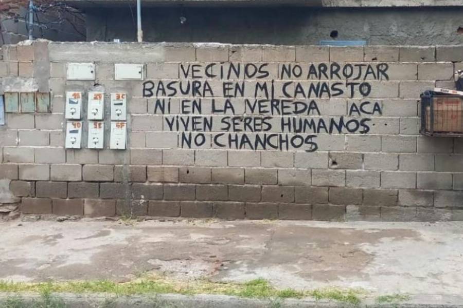 Mirá lo que escribió, en el frente de su casa, un vecino de la capital catamarqueña, harto de que le arrojen basura