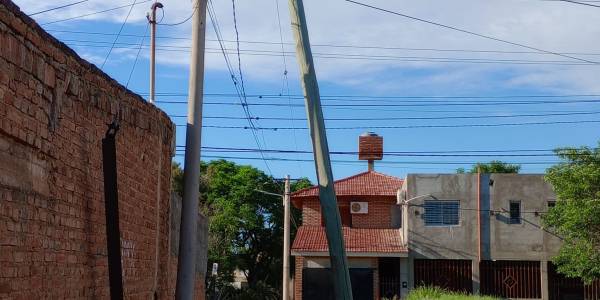 Tiene un poste peligrosamente inclinado frente a su casa
