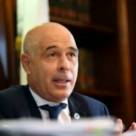 Un senador libertario dice que insistirán en cambiar las licencias por enfermedad