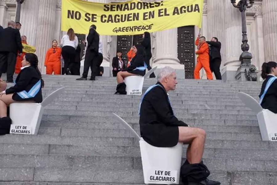 Activistas de Greenpeace se manifestaron en el Congreso contra la Ley de Glaciares: 