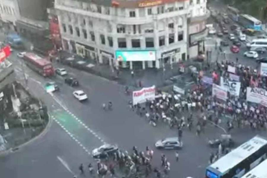 Manifestantes cortaron la calle a la altura del Obelisco y se enfrentan con la Policía de la Ciudad