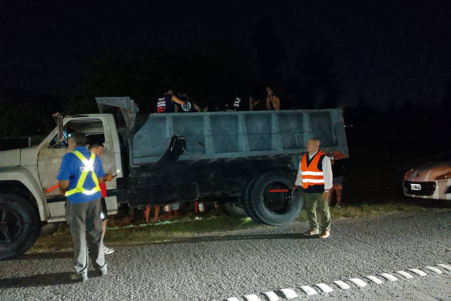 Trasladaban 23 chicos en una caja de camión en el ingreso a la capital de Catamarca