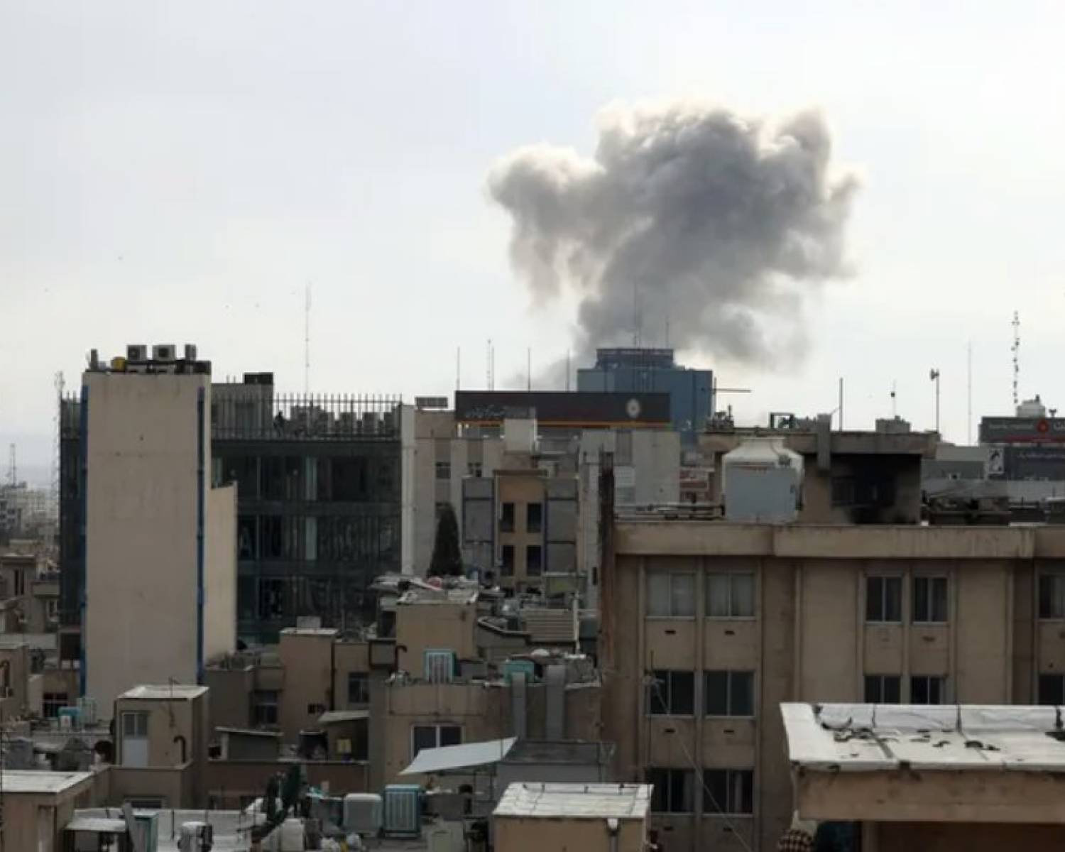 Estados Unidos e Israel vuelven a atacar Irán en la búsqueda de rendición del régimen