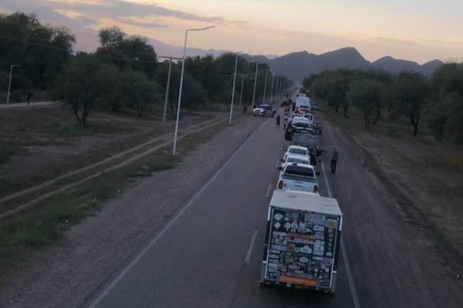 Docentes de Tinogasta cortan Ruta 60 en reclamo de mejoras salariales