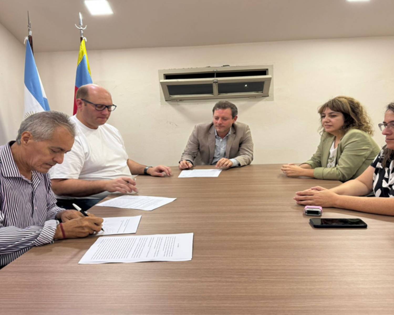 Acuerdo entre Gobierno y gremios estatales por actualización por inflación y bonificaciones para todo 2026