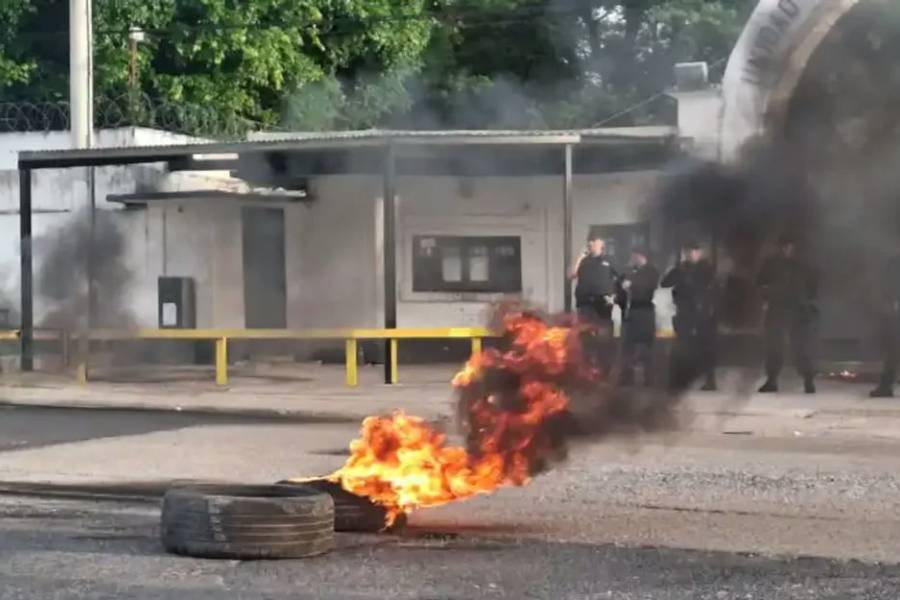 Tensión en la cárcel de Paraná: familiares de un recluso muerto se prendieron fuego