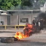 Tensión en la cárcel de Paraná: familiares de un recluso muerto se prendieron fuego