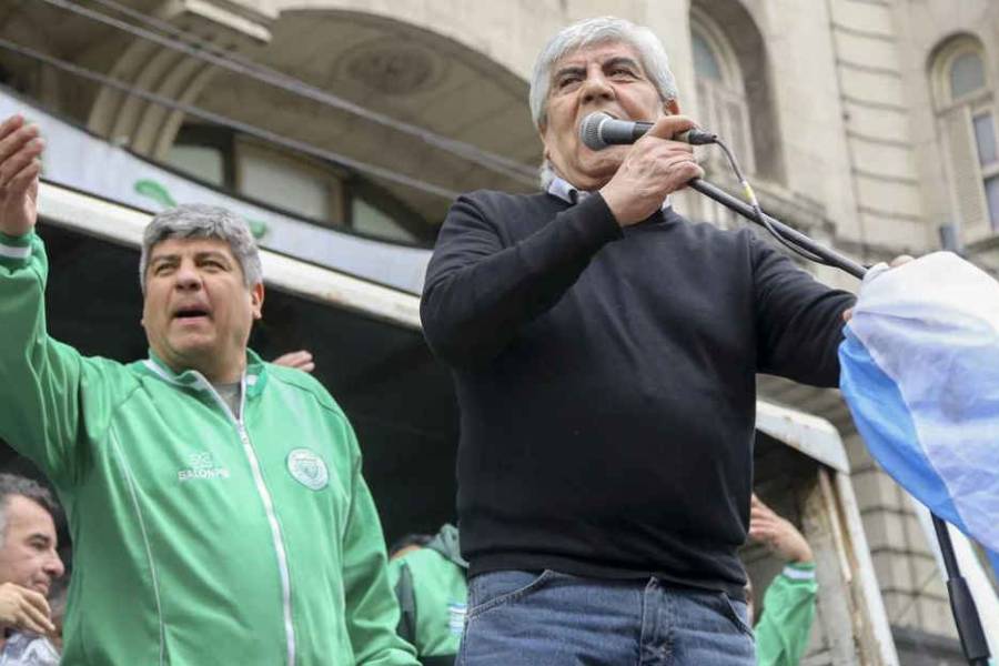 Detalles del acuerdo de Moyano: subas mensuales y premio por presentismo en ramas específicas