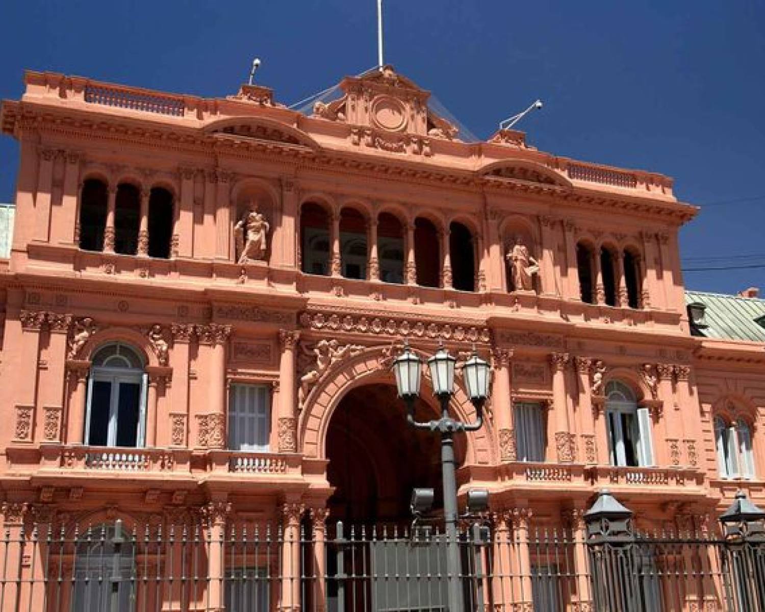 Ajuste estatal: El Gobierno planea reducir 27.000 empleos públicos durante 2026