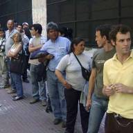 Más gente, desocupada o disconforme, sale a buscar trabajo mientras la oferta de empleos se contrae