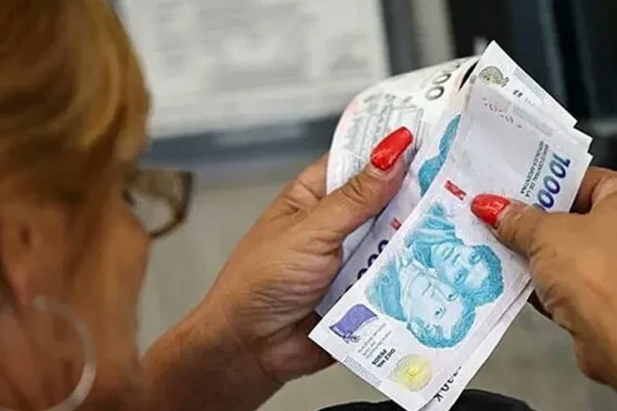 Abril llega con fuertes subas en transporte, energía y prepagas: cuánto habrá que pagar