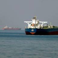 Los primeros buques atravesaron el estrecho de Ormuz tras el alto el fuego anunciado por Estados Unidos e Irán