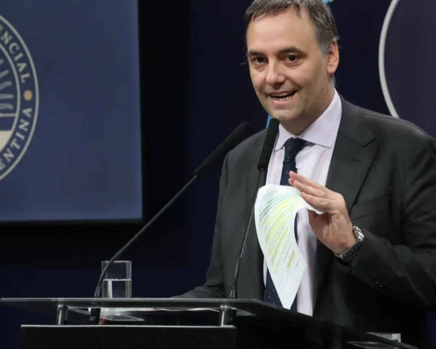 Caso Adorni: se confirmó que viajó a Aruba en primera clase junto a su esposa e hijos