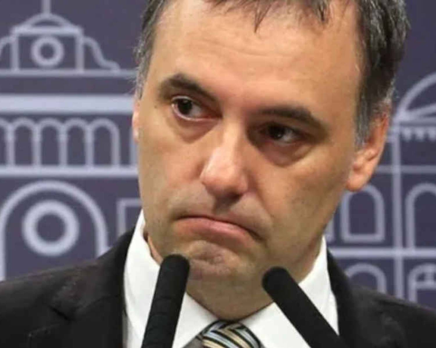 Manuel Adorni puso en venta un departamento en La Plata en medio de una investigación judicial