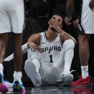 Una estrella de la NBA sufrió una conmoción cerebral en pleno partido por un fuerte golpe contra el piso