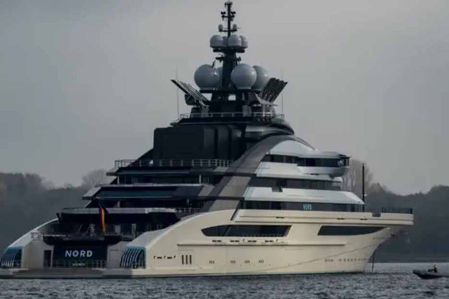 Sorpresa en el estrecho de Ormuz: un lujoso yate atravesó la zona en pleno bloqueo