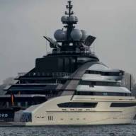 Sorpresa en el estrecho de Ormuz: un lujoso yate atravesó la zona en pleno bloqueo