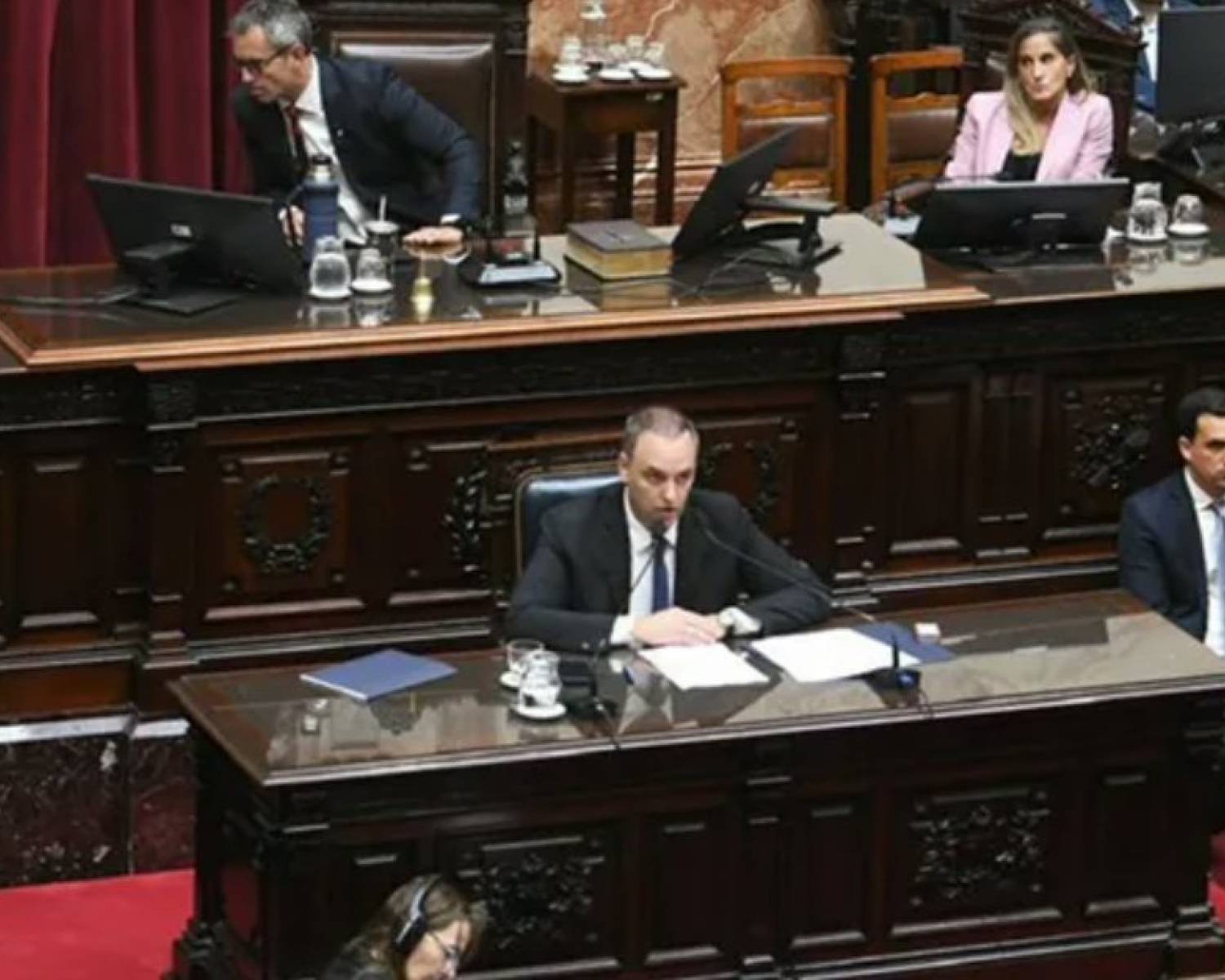 La oposición pone la mira en Adorni y busca interpelarlo en una sesión especial del Congreso
