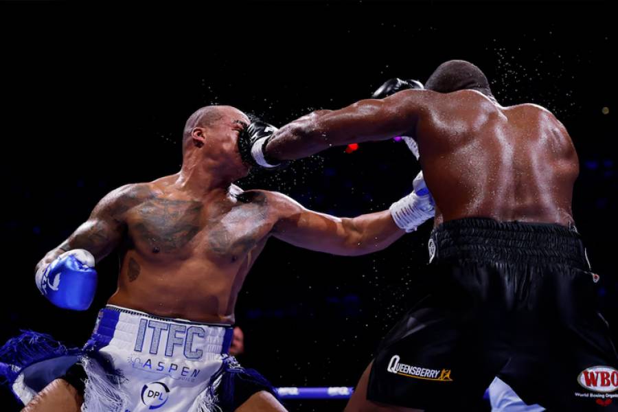 Sufrió dos caídas, pero logró un impactante nocaut tras “bañar en sangre” a su rival para ser campeón mundial de boxeo