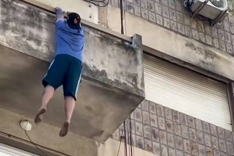 Rosario: cayó desde el balcón de un cuarto piso y sobrevivió al impactar sobre el capot de un patrullero