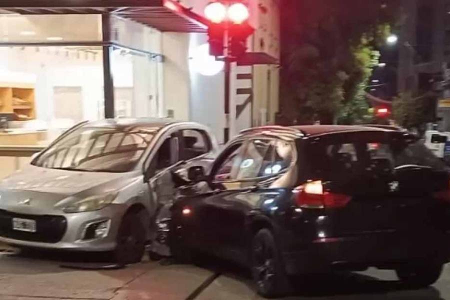 Irresponsabilidad al volante, un adolescente provocó un choque en pleno centro de la Ciudad