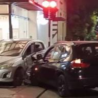 Irresponsabilidad al volante, un adolescente provocó un choque en pleno centro de la Ciudad