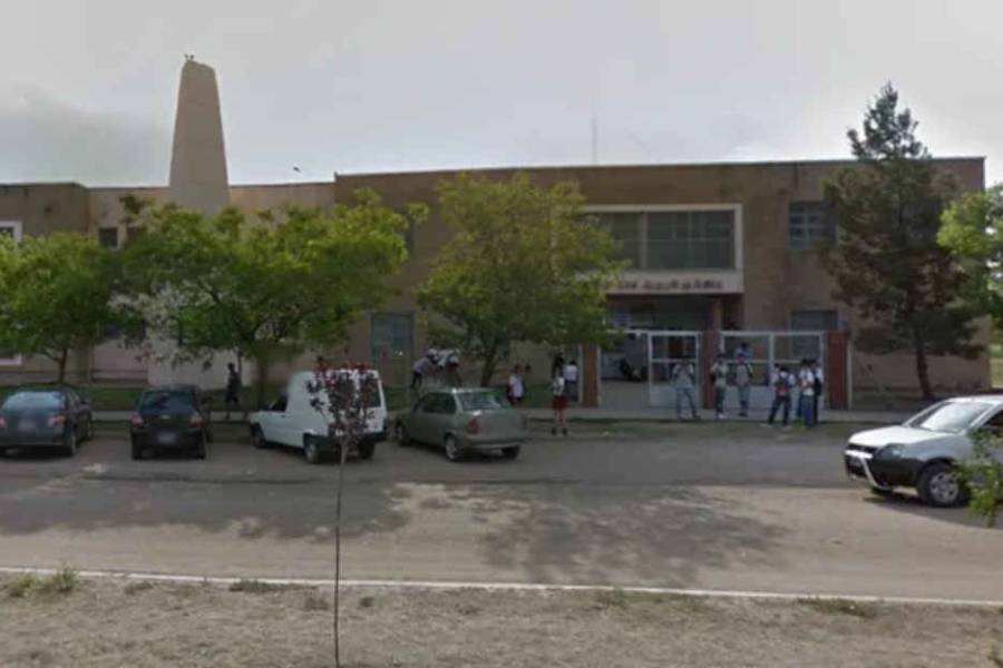 Horror en Córdoba: una alumna de 15 años murió en una escuela aplastada por un arco de fútbol