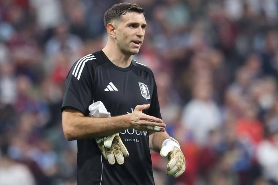 Dibu Martínez sufrió una pequeña fractura en un dedo: ¿llega al debut del Mundial 2026?