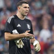 Dibu Martínez sufrió una pequeña fractura en un dedo: ¿llega al debut del Mundial 2026?
