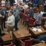 Repudian la pelea entre taxistas y conductores de aplicaciones en Mar del Plata