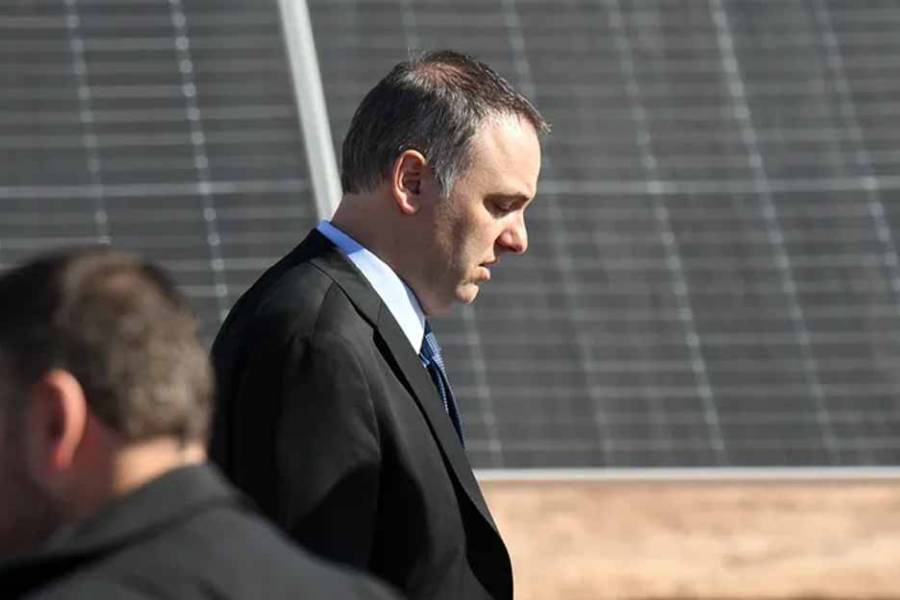 Con un pie afuera, Manuel Adorni busca el salvavidas de los senadores aliados