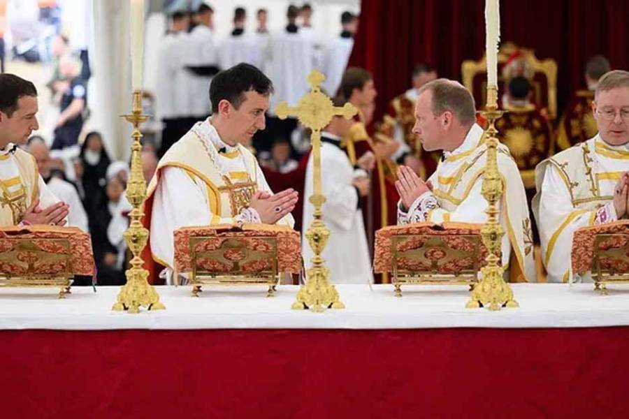 El Vaticano excomulga a los obispos rebeldes del grupo de los lefebvrianos y advierte de la misma pena a sus miles de seguidores